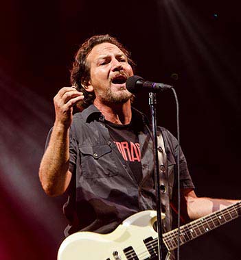 Pearl Jam Digs Deep On Stage In Chicago As 2023 U.S. Tour Continues